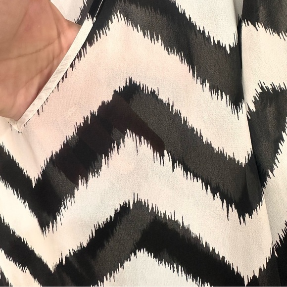 Chicos women’s top blouse tunic shirt black white chevron zig zag flowy summer - Picture 2 of 7